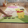 Дитячий зелено-жовтий килим 100x150 акриловий Honey Ful day рука на килимі та в дитячому інтер'єрі