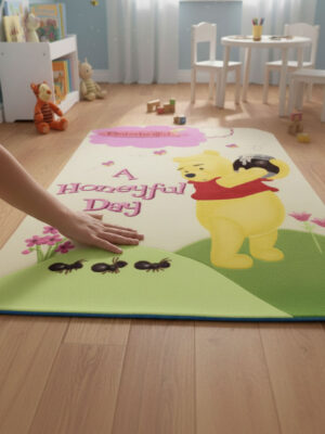 Дитячий зелено-жовтий килим 100x150 акриловий Honey Ful day рука на килимі та в дитячому інтер'єрі